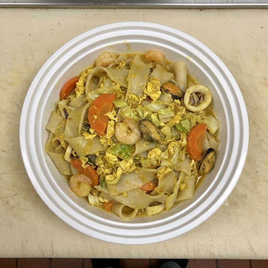 Seafood Pad Sen with Curry